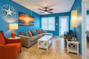 Near Beach Updated Pool & Hot Tub