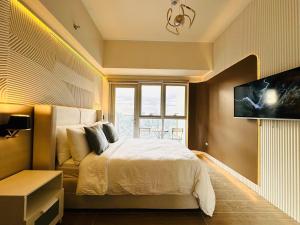 Cozy Sunlit Lounge w Balcony City View Uptown BGC