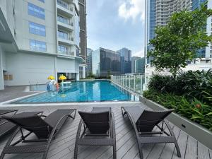 Cozy Sunlit Lounge w Balcony City View Uptown BGC