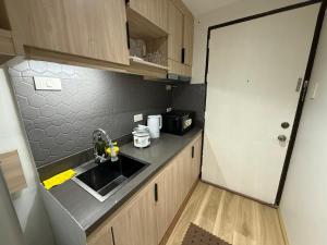 Poblacion Makati Studio Queen Bed WiFi AC Near Bars
