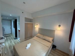 Poblacion Makati Studio Queen Bed WiFi AC Near Bars