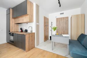 Jasny Apartament z Parkingiem w Centrum Poznania by Noclegi Renters