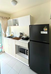 Luxury Condo Near Beach Pool & Gym View