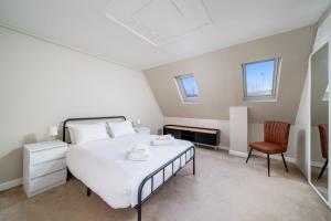 AVAL Minimalist 2 BR Mews house near Holland Park
