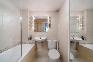 AVAL Minimalist 2 BR Mews house near Holland Park