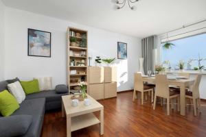 Functional & Cozy Apartment with Balcony and Workspace by Noclegi Renters