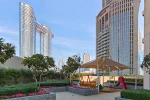 Vogue Vacation Homes, Downtown The Lofts near Burj Khalifa and Dubai mall, Two bedroom Apartment with Balcony and City View, Access toAmenities