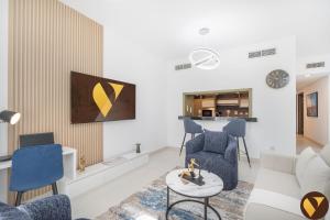 Vogue Vacation Homes, Downtown The Lofts near Burj Khalifa and Dubai mall, Two bedroom Apartment with Balcony and City View, Access toAmenities