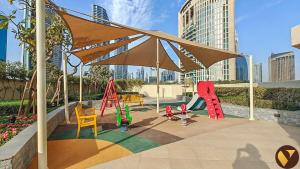 Vogue Vacation Homes, Downtown The Lofts near Burj Khalifa and Dubai mall, Two bedroom Apartment with Balcony and City View, Access toAmenities