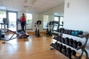 Vogue Vacation Homes, Downtown The Lofts near Burj Khalifa and Dubai mall, Two bedroom Apartment with Balcony and City View, Access toAmenities