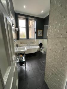 Victorian Apartment with car parking in driveway, Murrayfield