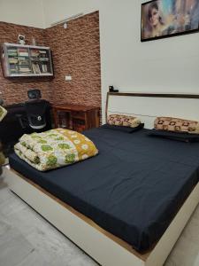 Peaceful Luxury 1BHK Pathankot with Wifi, Gardens, TV, AC, Geyser, Kitchen and More