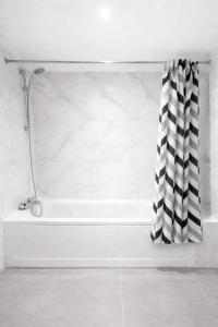 Spacious 4BR House with Gated Parking Near Tube