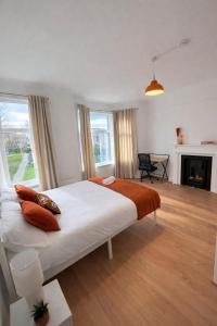 Spacious 4BR House with Gated Parking Near Tube