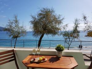 Moris Beautiful Sea front Apartment - With AC