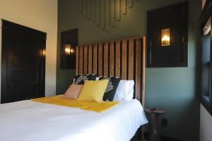 Chic Queen Apartment At The Victorian Unit A