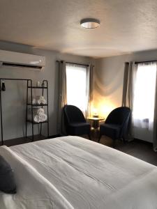 Spacious Private Queen Studio Near Downtown