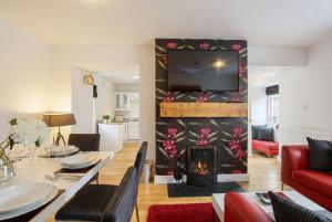 Bamburgh - Sleeps 8 - Dogs Stay Free - Enclosed Garden - Off Road Parking