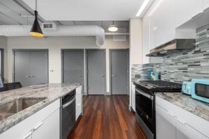 Luxury Apartment W City Views - Leonard Building