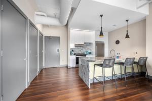 Luxury Apartment W City Views - Leonard Building