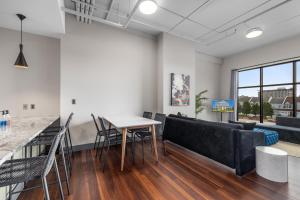 Luxury Apartment W City Views - Leonard Building