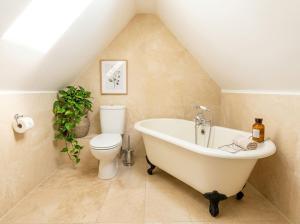 Bamburgh - Sleeps 8 - Dogs Stay Free - Enclosed Garden - Off Road Parking