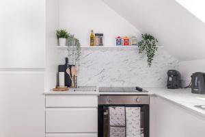 The Snug by the Sea - Central Whitby Beach Front