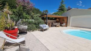 Gîte dAlex et Elodie au calme avec piscine