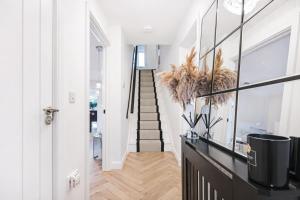 Modern 4BR Home - Free Parking - Sleeps 6 - Garden