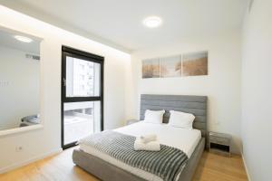 Modern Lisbon with Balcony and Pool by Homing