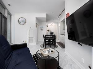 A Welcoming Modern 2 Bedroom Condo Great City Views in Downtown Toronto
