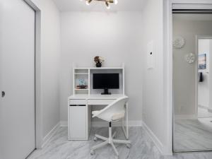 A Welcoming Modern 2 Bedroom Condo Great City Views in Downtown Toronto