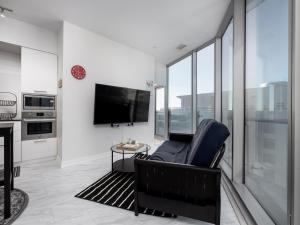 A Welcoming Modern 2 Bedroom Condo Great City Views in Downtown Toronto