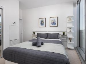 A Welcoming Modern 2 Bedroom Condo Great City Views in Downtown Toronto