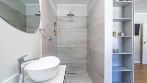 Robin Retreat by BACK IN TOWN