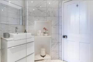 Central London 2BR with Parking