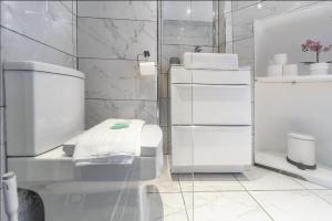 Central London 2BR with Parking