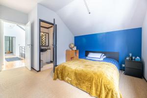 Large fully renovated 250m house