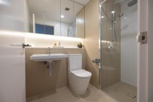 Stylish Brisbane Skytower CBD Getaway - Skyline Pool, Gym, Fast Wi-Fi, River walk, Botanical Gardens