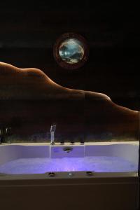 Cabin 13 Immersive Suite with Balneotherapy