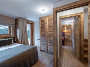 Duplex rénové au cœur de Megève, 3 chambres, cheminée, terrasse, équipements modernes. - FR-1-569-72