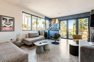 Beverly Hills Private Residence with Rooftop Jacuzzi