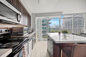 Bright 2 Bedroom Condo with Balcony and Park View in Downtown Toronto