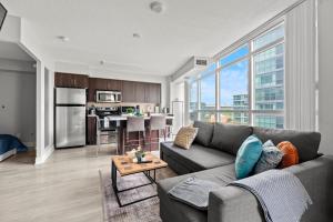 Bright 2 Bedroom Condo with Balcony and Park View in Downtown Toronto