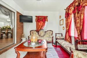 Spacious Backyard • Alfresco Dining • Pet Friendly