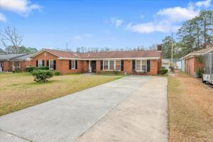 Spacious Backyard • Alfresco Dining • Pet Friendly