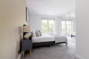 Chelsea 2-bed Apartment with Parking and Balcony