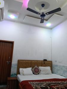 Hotel Shri Girraj Dham Vrindavan