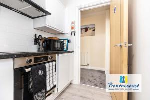 WESTCLIFF by BOURNECOAST - Town Centre Apartment - Walking Distance to the Sandy Beaches and Pier - FM1703