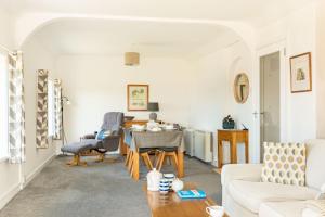 Dolphins Leap sea views overlooking Mawgan Porth